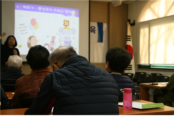 김영희 인권강사가 이용인을 대상으로 인권교육을 진행하고 있다.