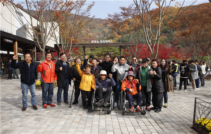 적성면 행복한내일을여는사람들 참여인과 장애인자립지원위원들이 기념사진을 촬영하고 있다