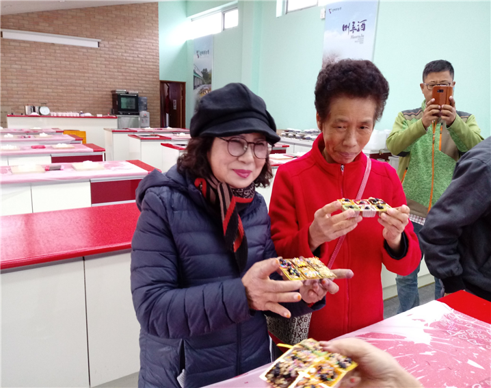 문산읍 참여인과 장애인자립지원위원이 쿠킹클래스에 참여하고 있다