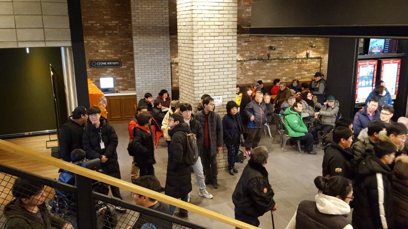 행사에 참석한 지역사회 장애인과 행복한내일을여는사람들 참여인들이 상영시간에 맞춰 출입구에서 기다리고 있다.