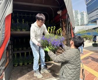 [지역사회지원팀] 장애인의 날 기념 웃을농원(신은성 대표) 로벨리아 350개, 라벤더 50개 후원품 전달